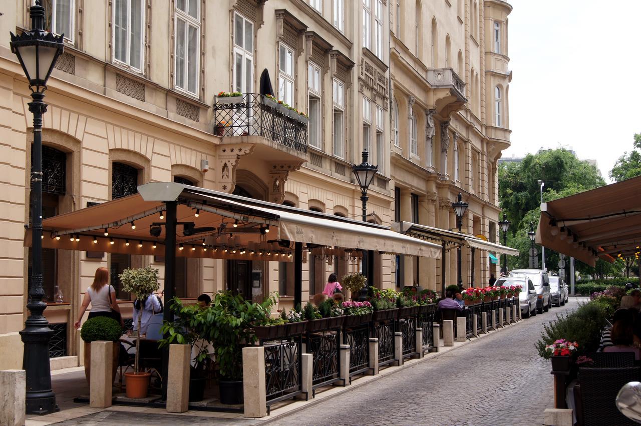 Apartment At The Deak Ferenc Ter Budapest Exterior foto